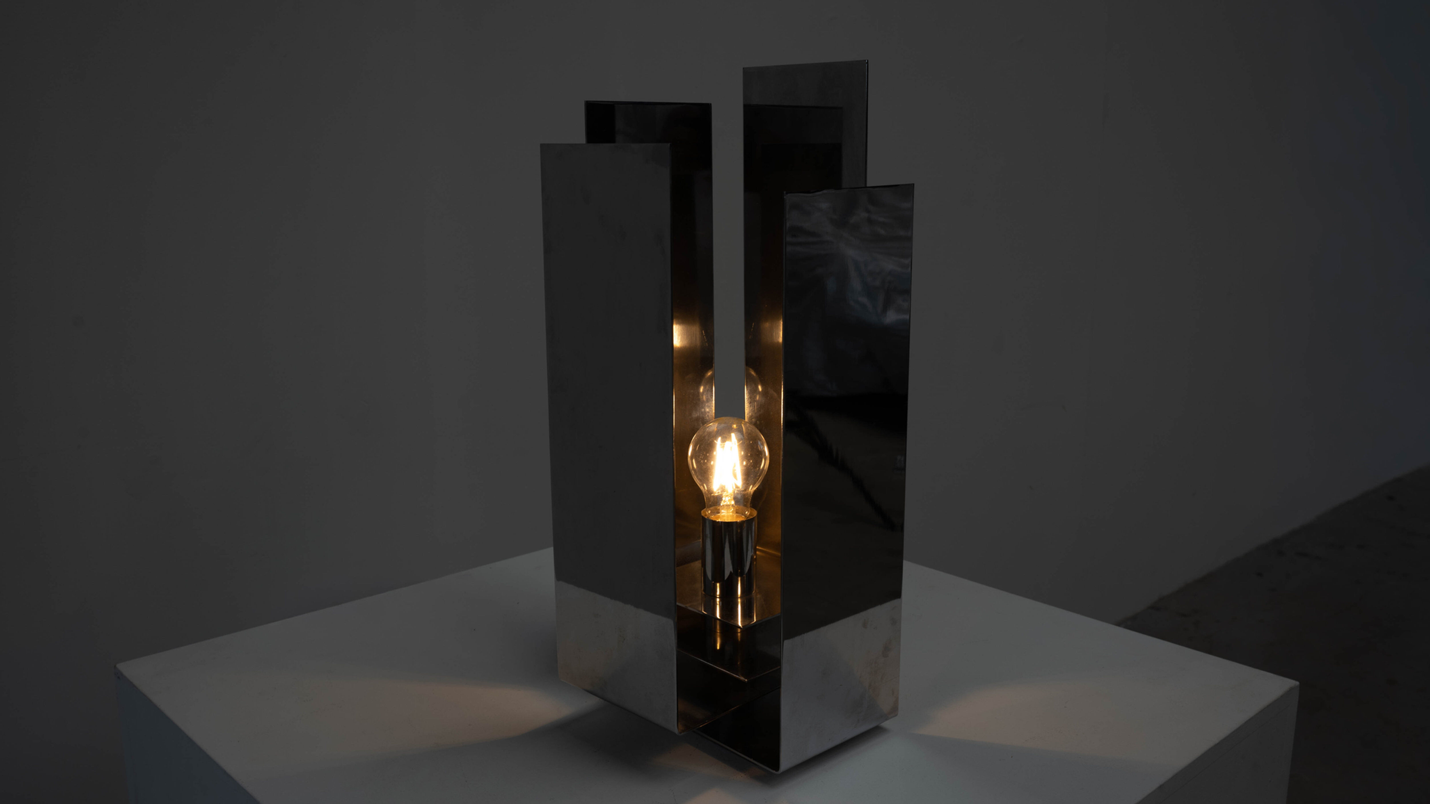 Italian sculptural table lamp