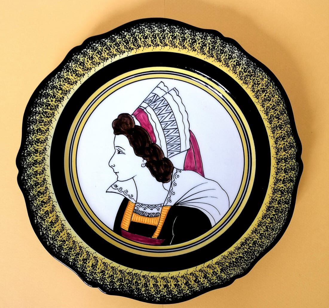 Pair of plates Henriot Quimper couple of Bretons