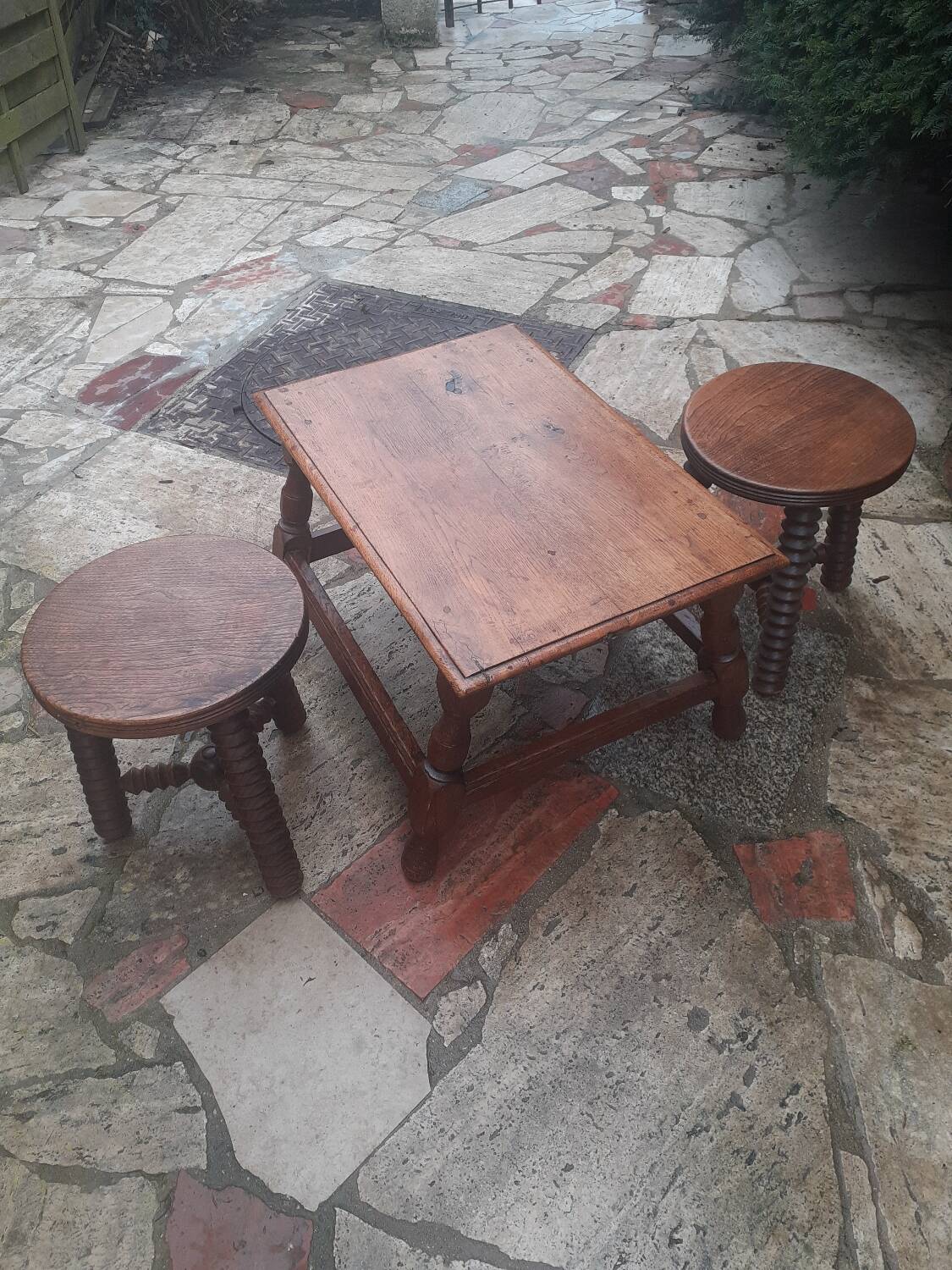 Low table with 2 small stools