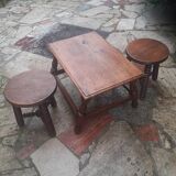 Table bas avec 2 petit tabouret