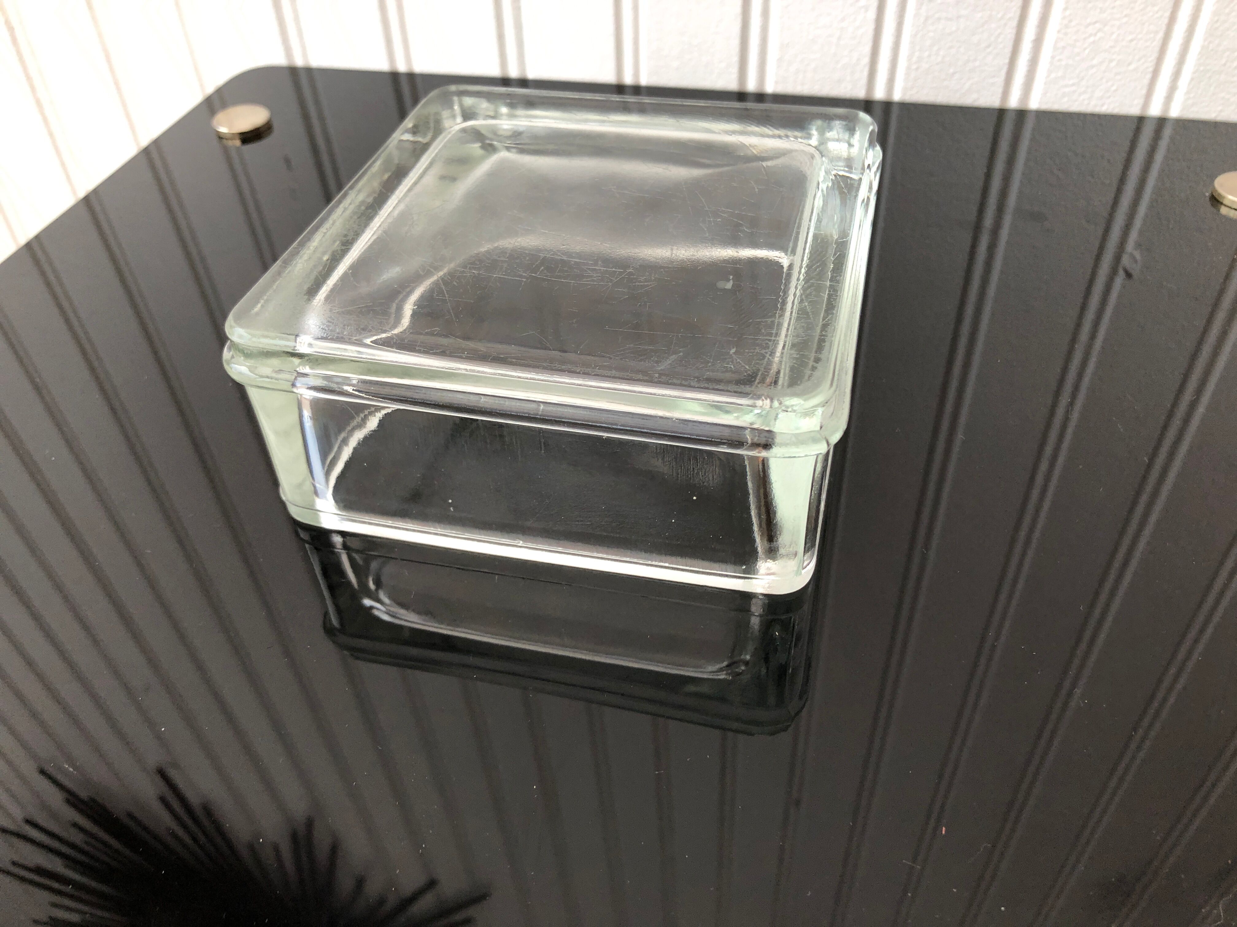 Glass-paved ashtray