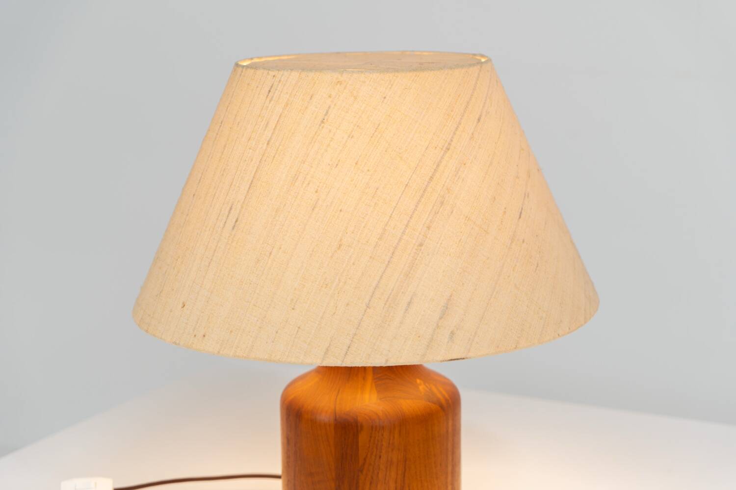 Solid teak table lamp by Kirk Copenhagen (Denmark, 1960s).