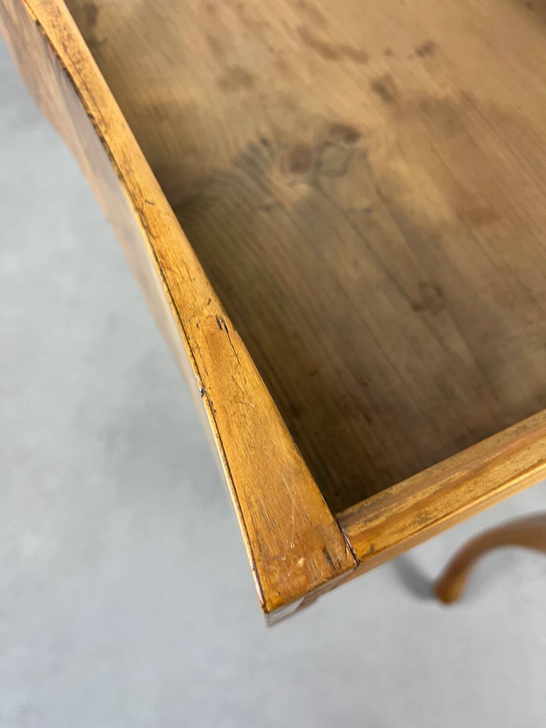Table Louis XV noyer blond, début 19ème