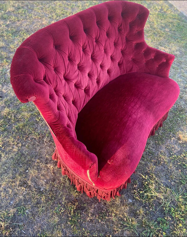 Small old Napoleon III toad sofa in red velvet