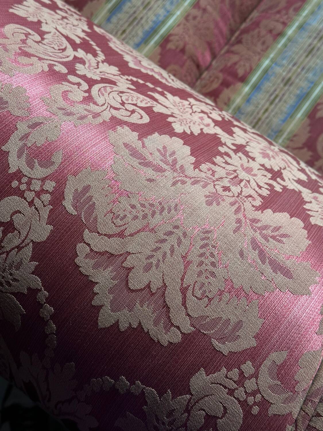 Divano due posti in tessuto broccato anni ’50 vintage