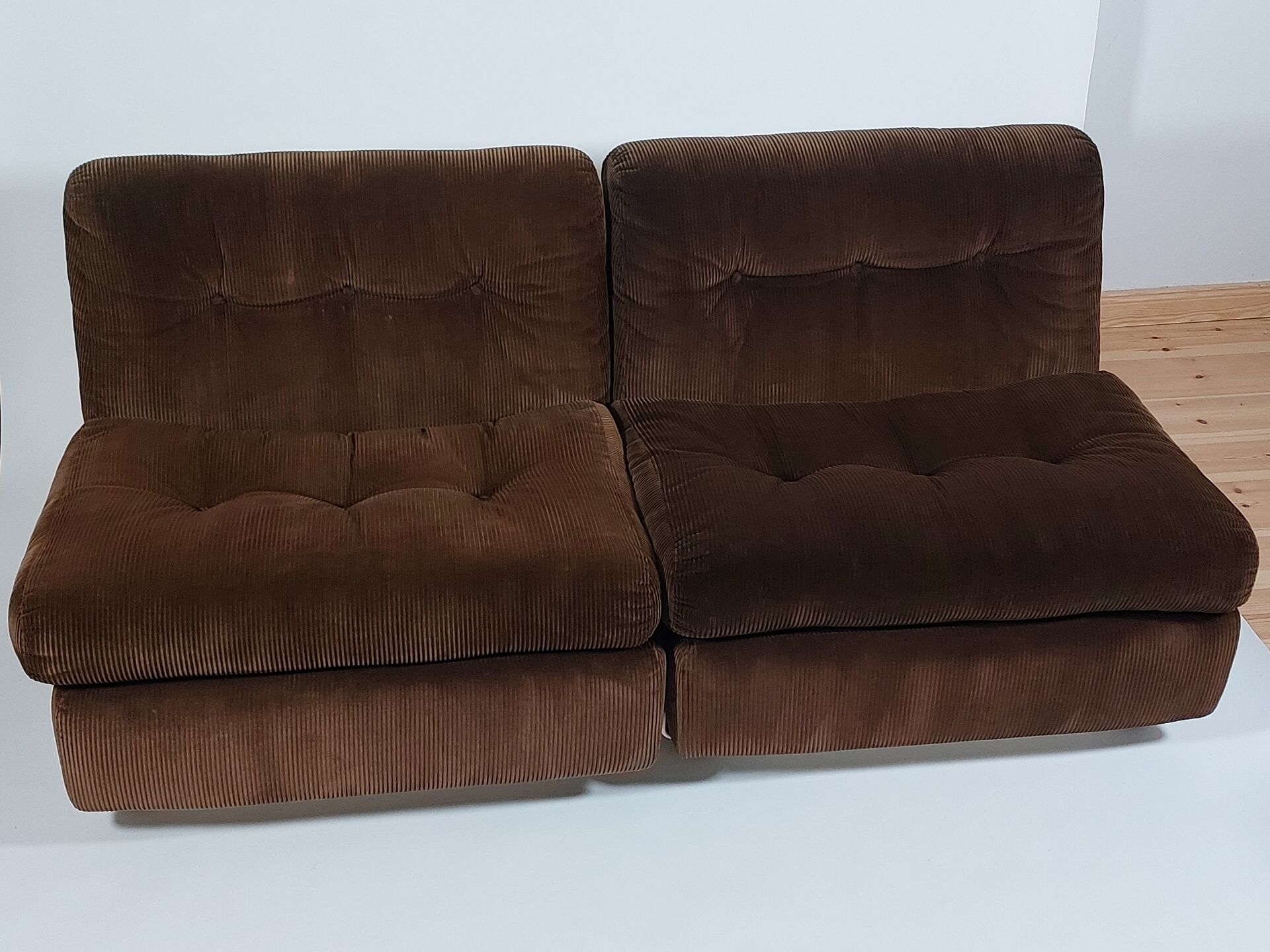 Paire de fauteuils lounge Amanta en velours côtelé et fibre de verre par Mario Bellini pour C&B Italia