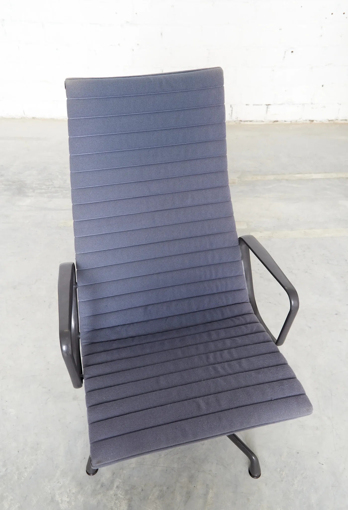 Charles & Ray Eames Chair EA124 & Ottomane EA125 for Vitra/Herman Miller