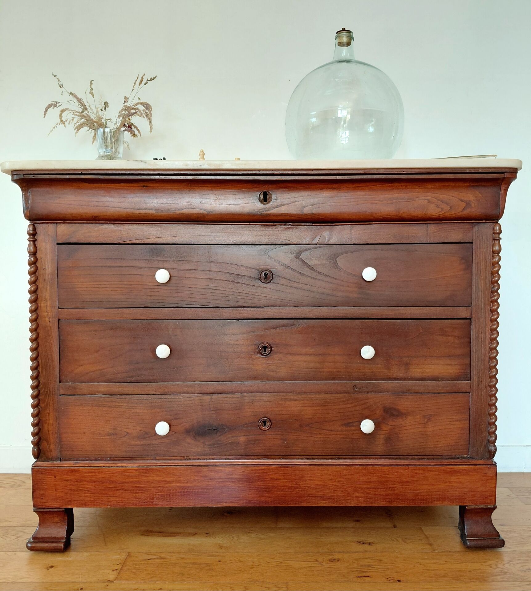 Louis-Philippe XIX walnut commode, twisted columns and marble.
