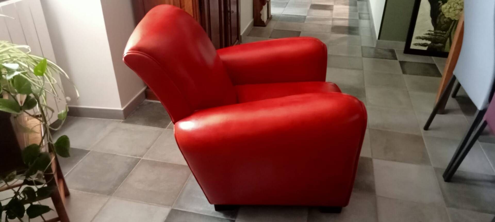 Pair of "Minister" Club Armchairs in red leather – Artisan