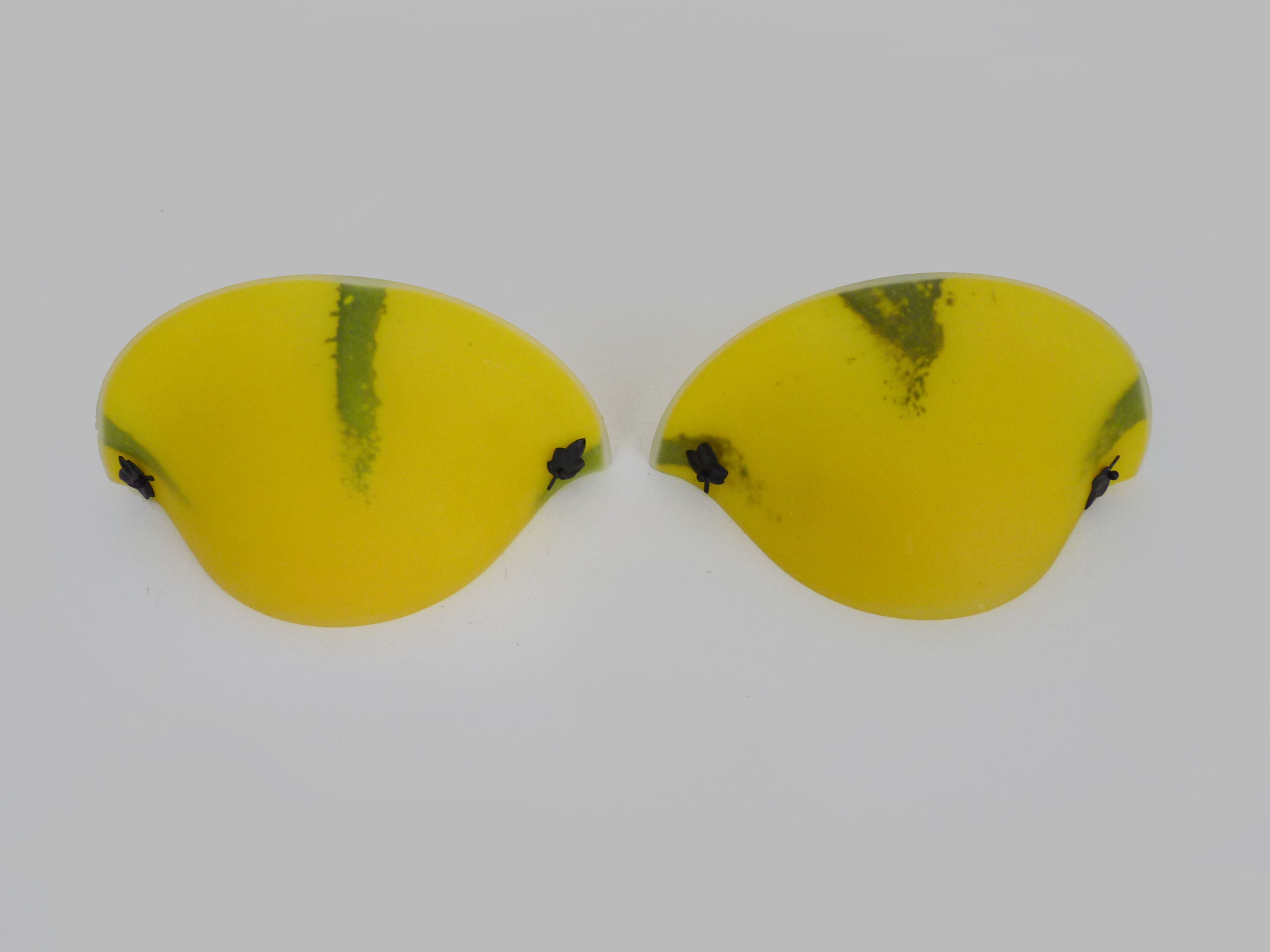 Pair of half-moon wall sconces in yellow glass paste and glass. Year 80 90