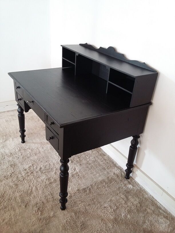 Desk in black step