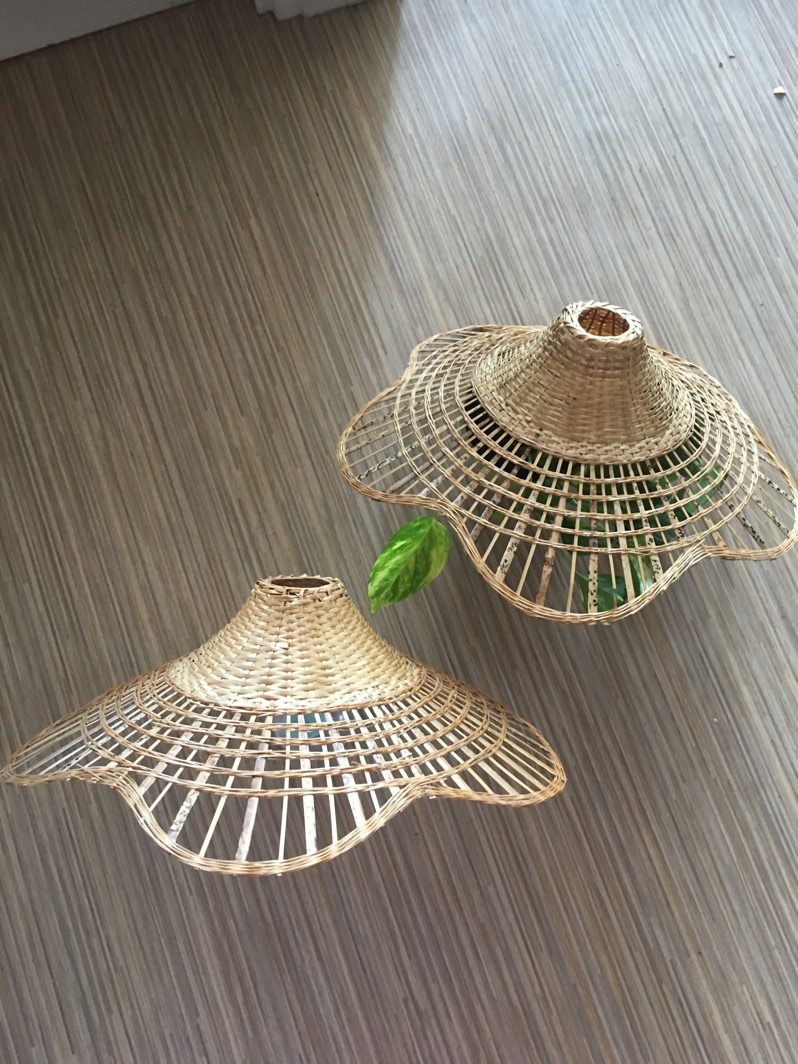 Set of 2 sudpendions in wicker and rattan