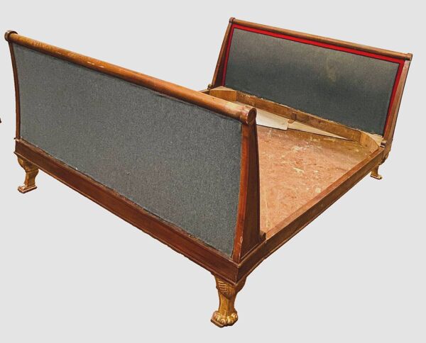 Lit de style Directoire en noyer piétement à griffes XXème siècle