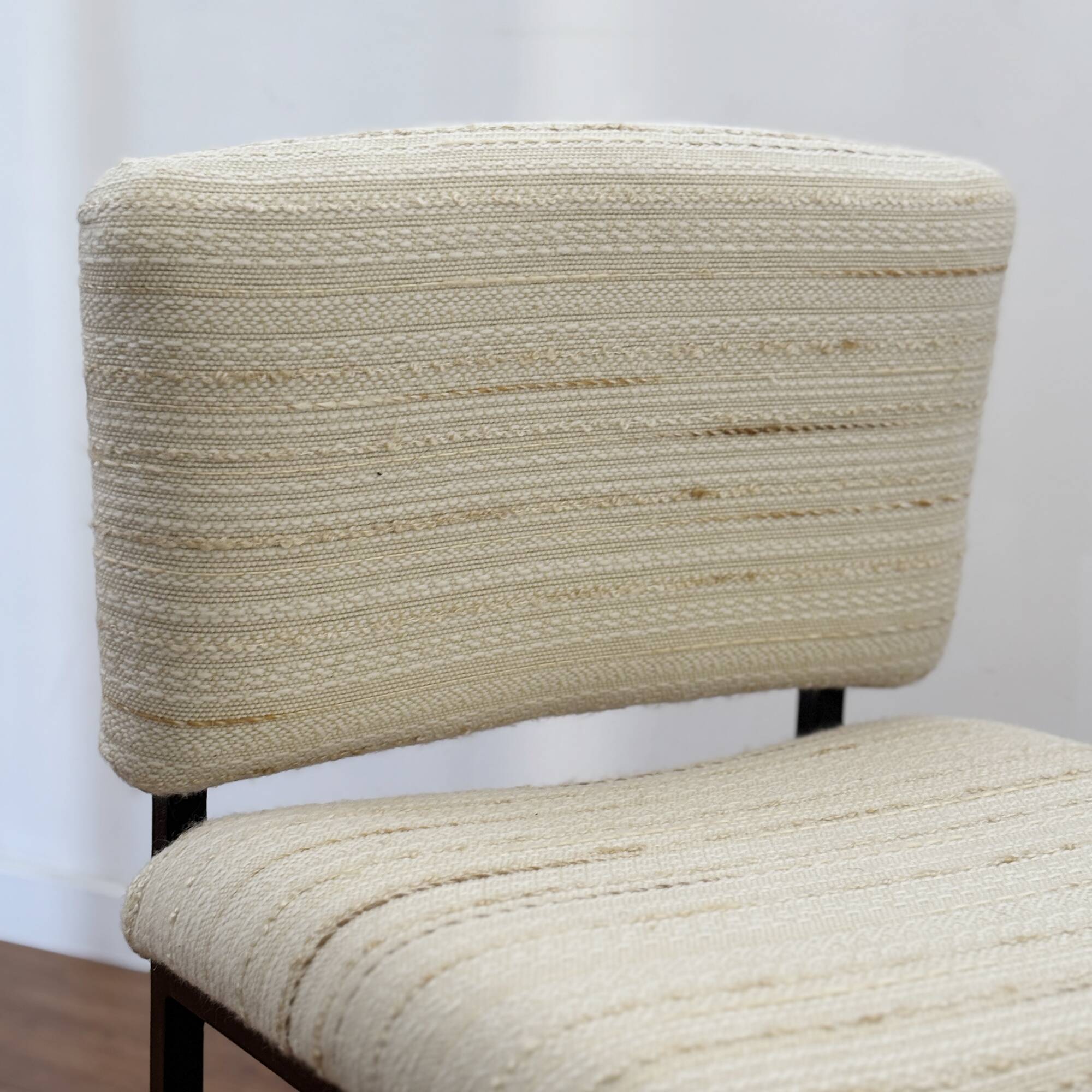 Paire de chaises modernistes en tissu