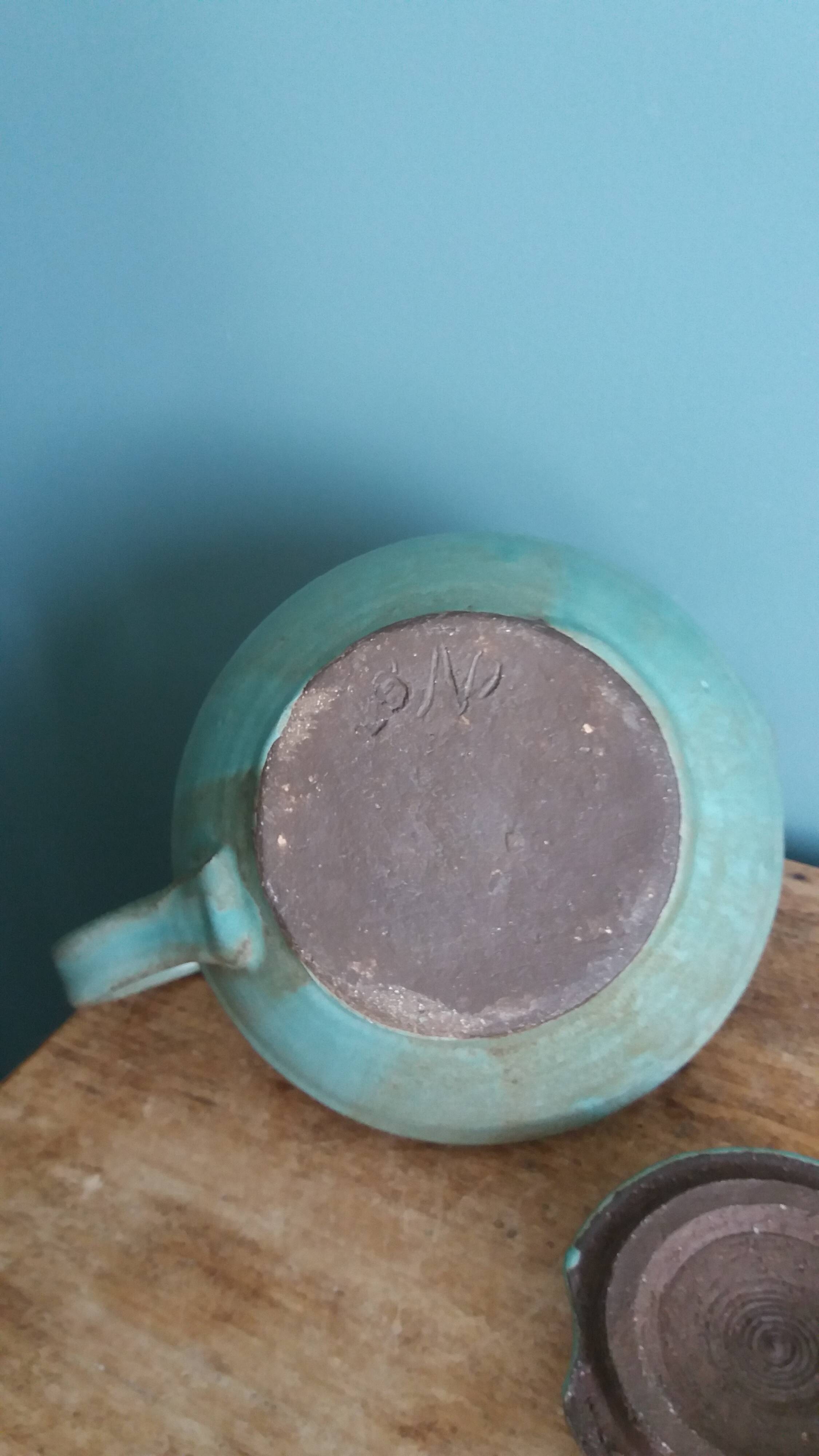 Théière artisanale en grès chamotté émaillé vert de gris signée