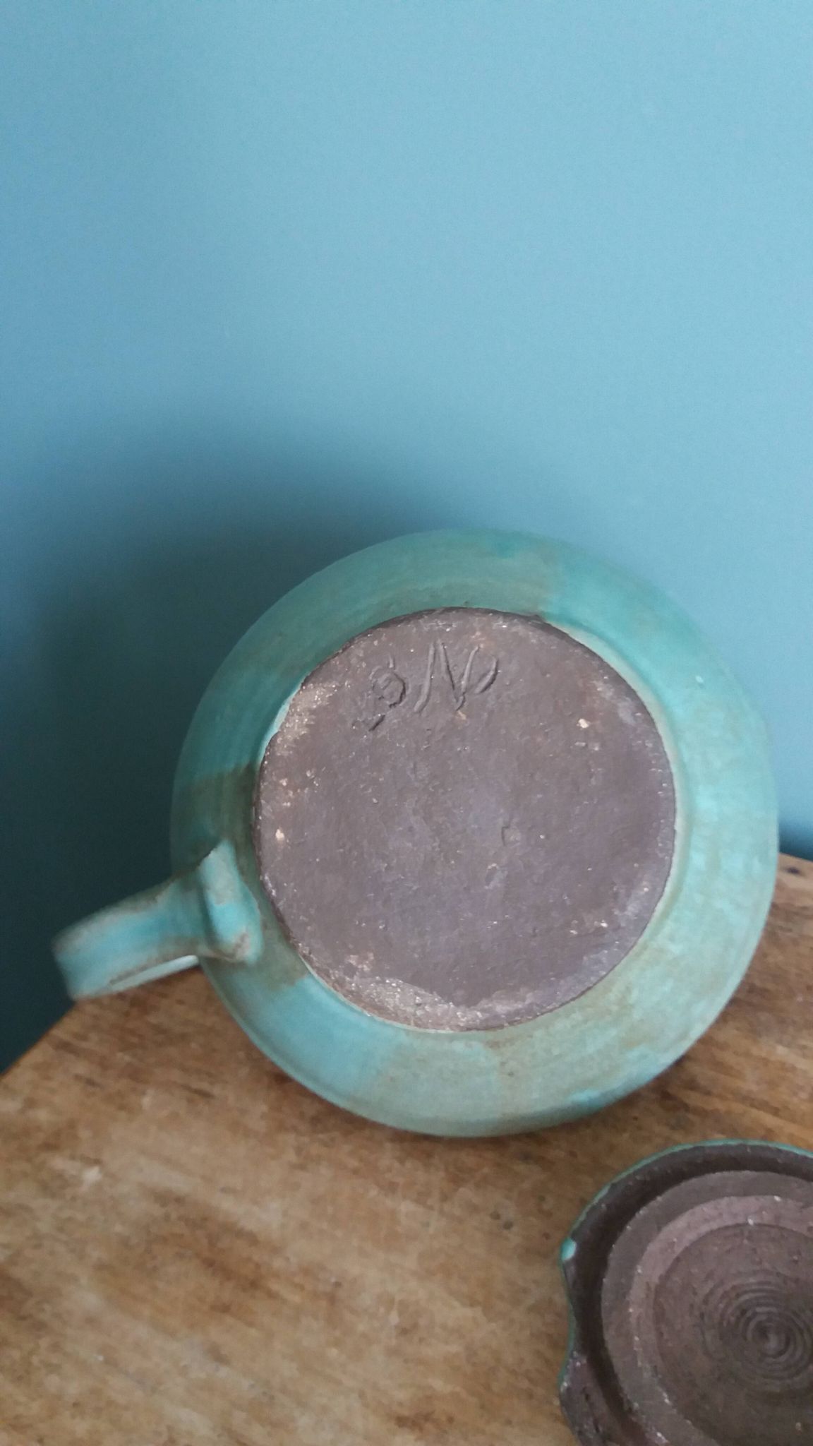 Théière artisanale en grès chamotté émaillé vert de gris signée