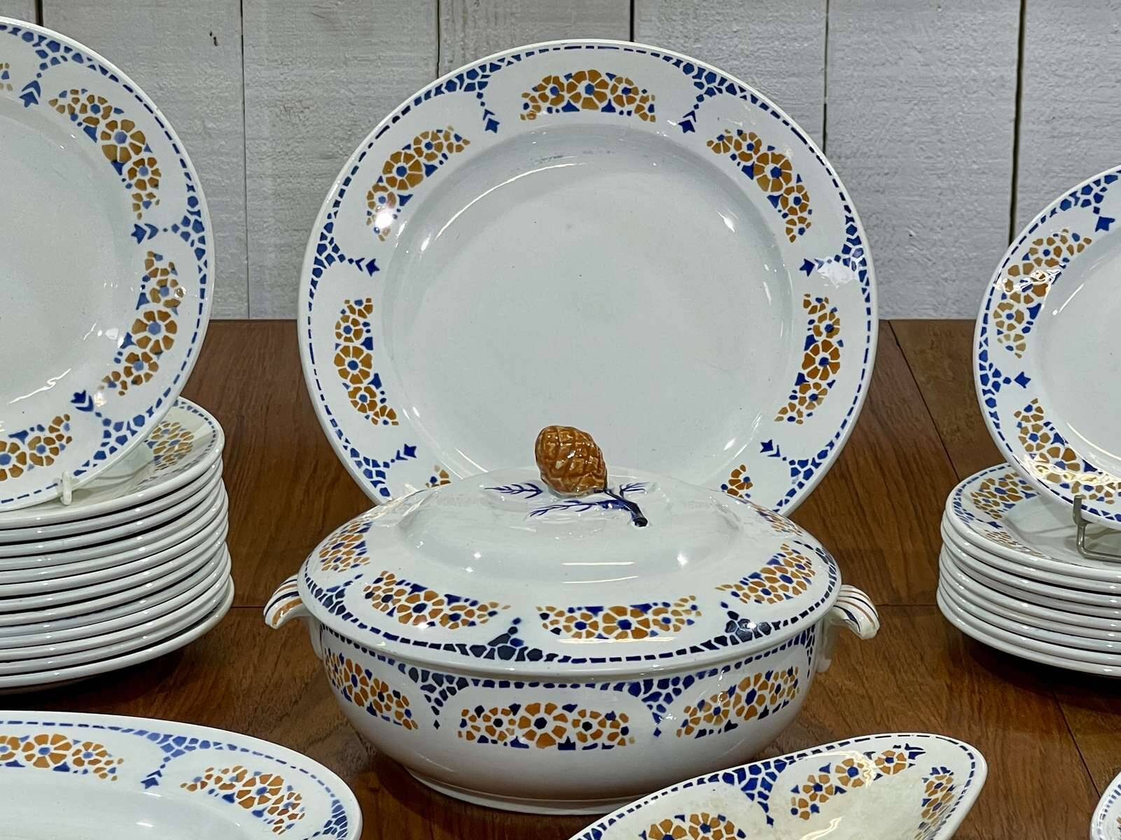 Saint Amand dinner service from the 1950s - 29 pieces.