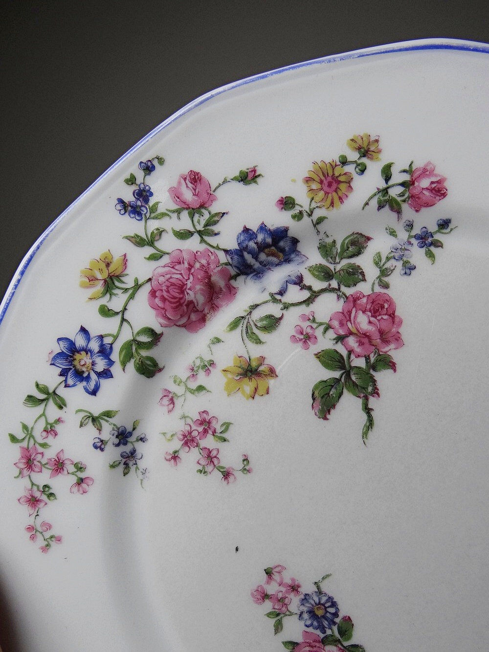 7 dessert plates Bernardaud Limoges porcelain with floral decoration from the 1920s to 1950s.