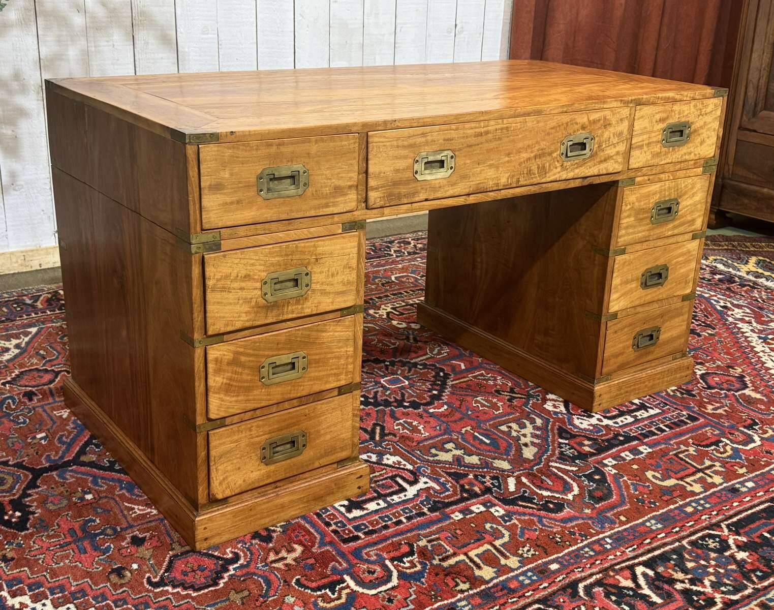 Bureau plat de style marine en acajou blond