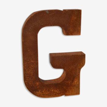 Lettre industrielle "g" en fer