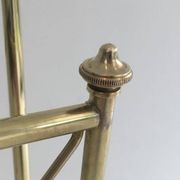 Porte-revues de style néoclassique en laiton et tablette en verre de la Maison Jansen