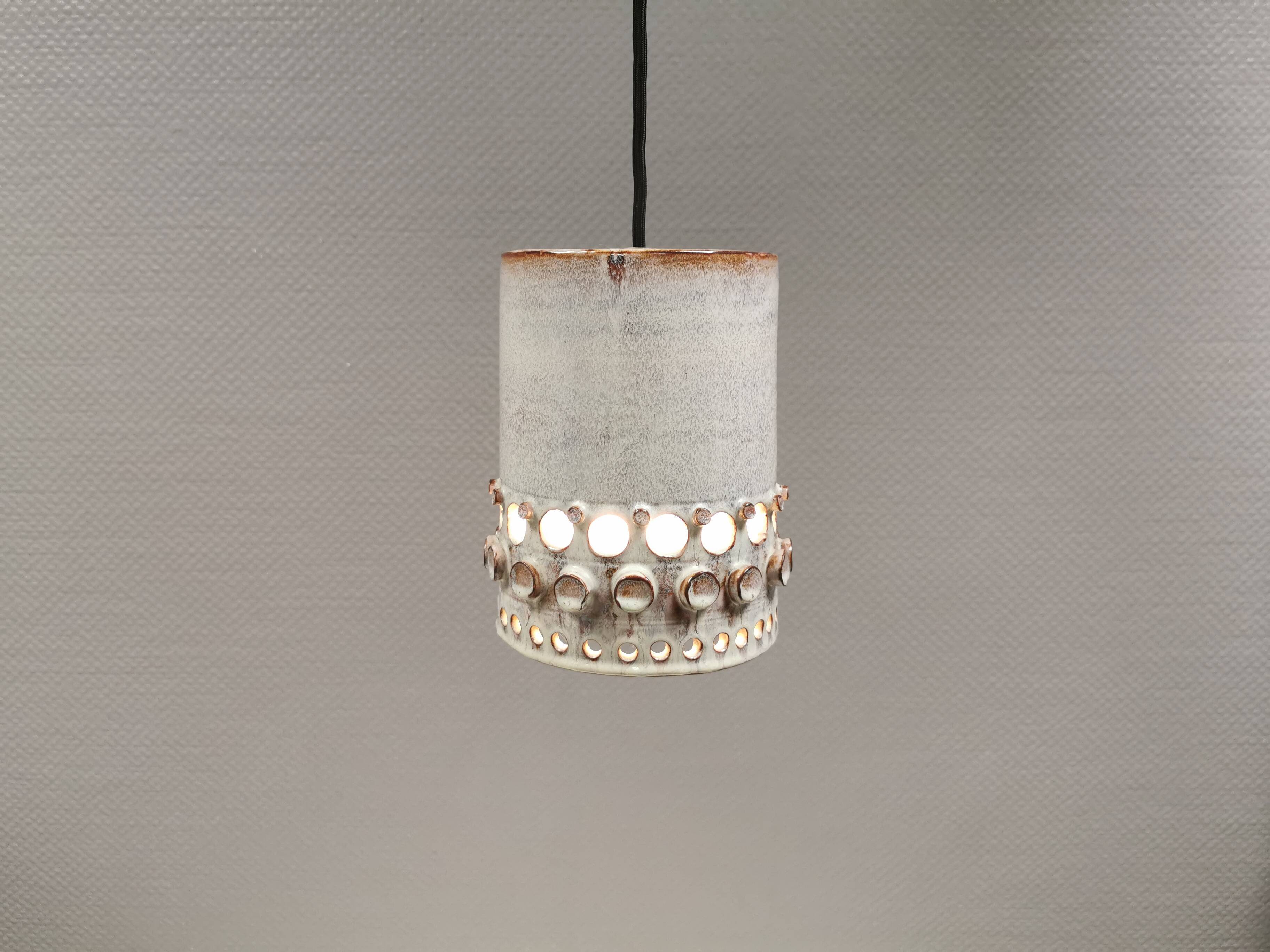 Beautiful, cylinder-shaped hanging lamp in ceramic.