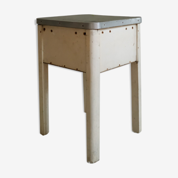 Tabouret coffre patine blanche assise verte