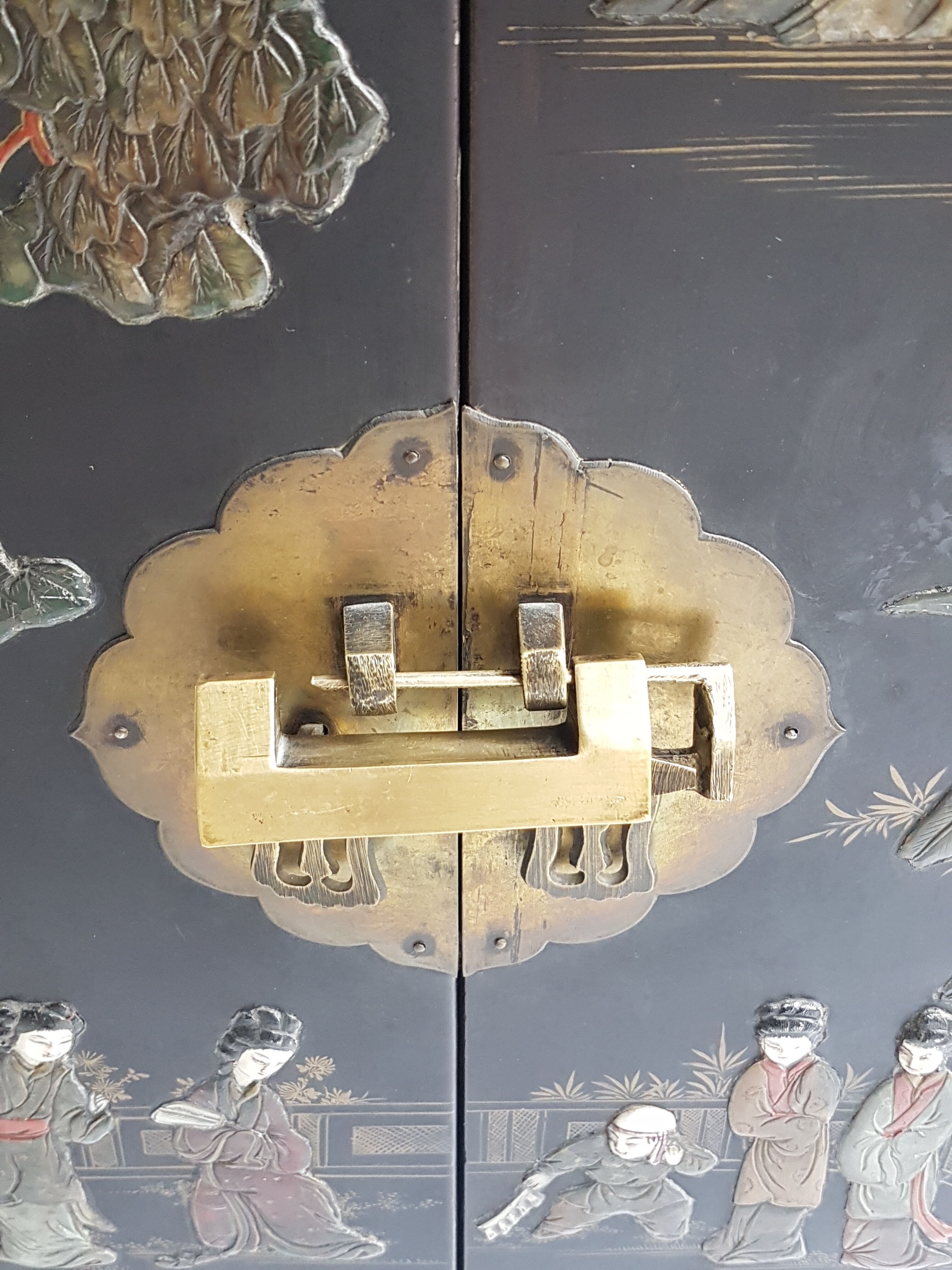 Chinese Bahut in 2-door laque