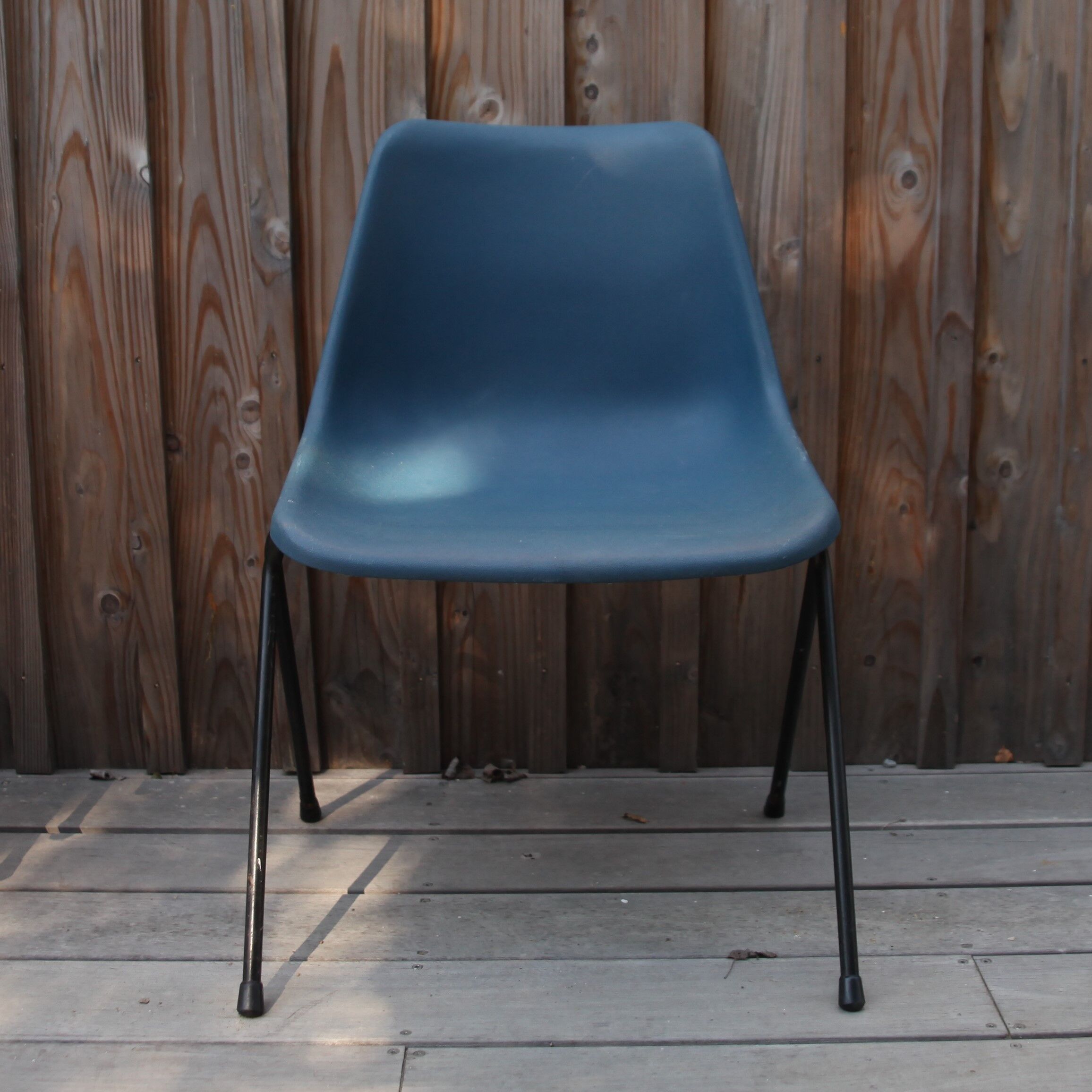 Lot de 5 chaises en plastique bleu gris Robin day