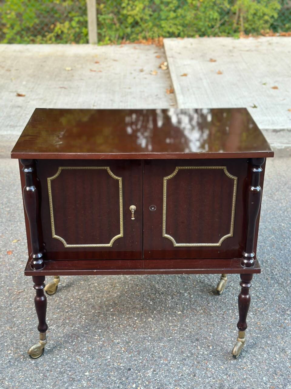Vintage mahogany & gold rolling accent table (TV / bar / hi-fi furniture)