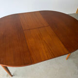 Scandinavian design extendable round table in teak, Danish manufacture.
