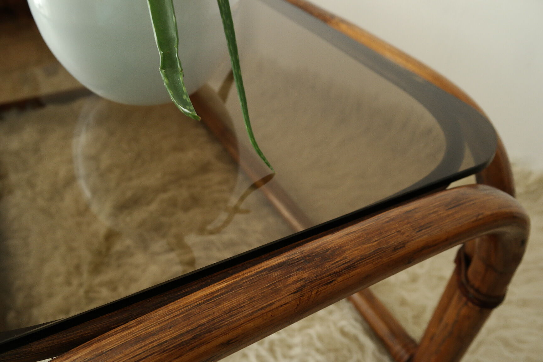 Table basse en bambou et verre fumé vintage