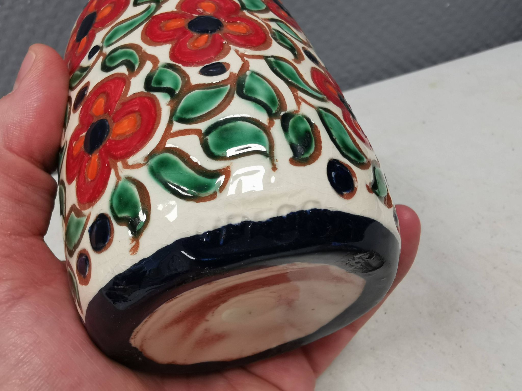 A mid-century vase with painted flowers. Portugal, 1950-60s. Majolica style