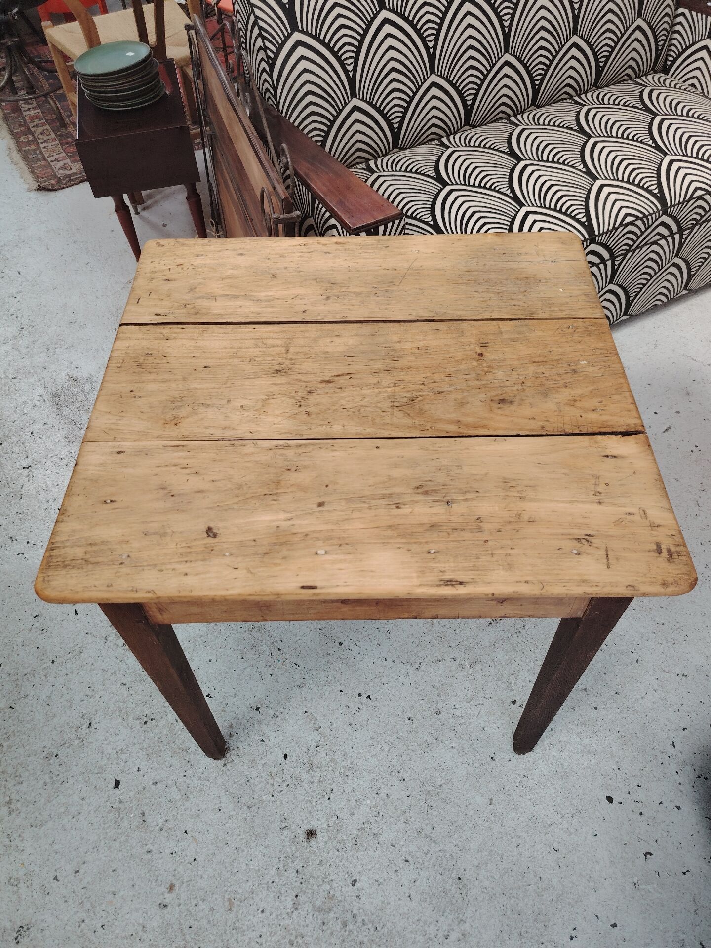 Petite table de ferme carrée en bois massif patiné - 1920