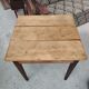 Petite table de ferme carrée en bois massif patiné - 1920