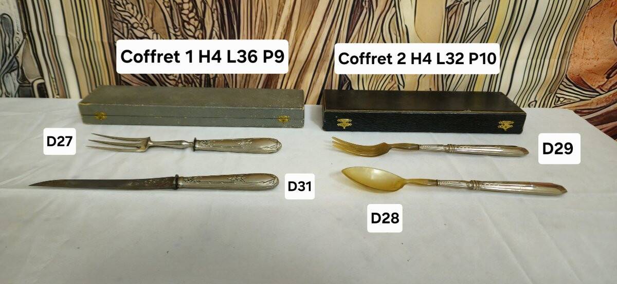 Art de la table : réunion de deux coffrets de couverts en argent fourré