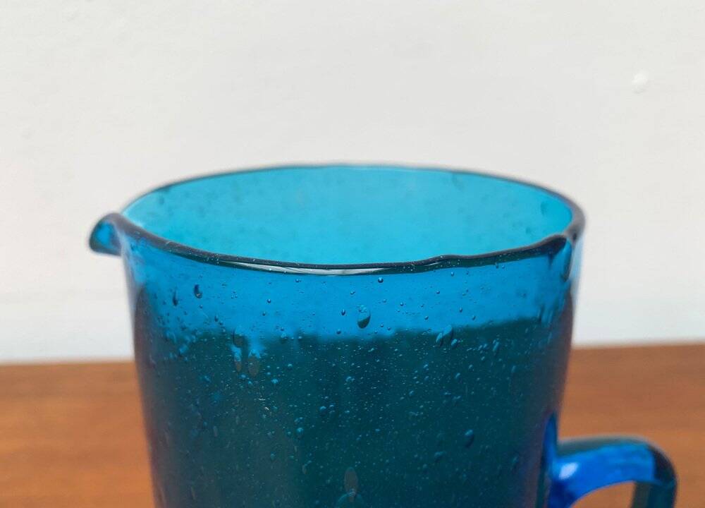 Broc en verre bleu fait main du milieu du siècle, années 1960