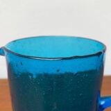 Broc en verre bleu fait main du milieu du siècle, années 1960