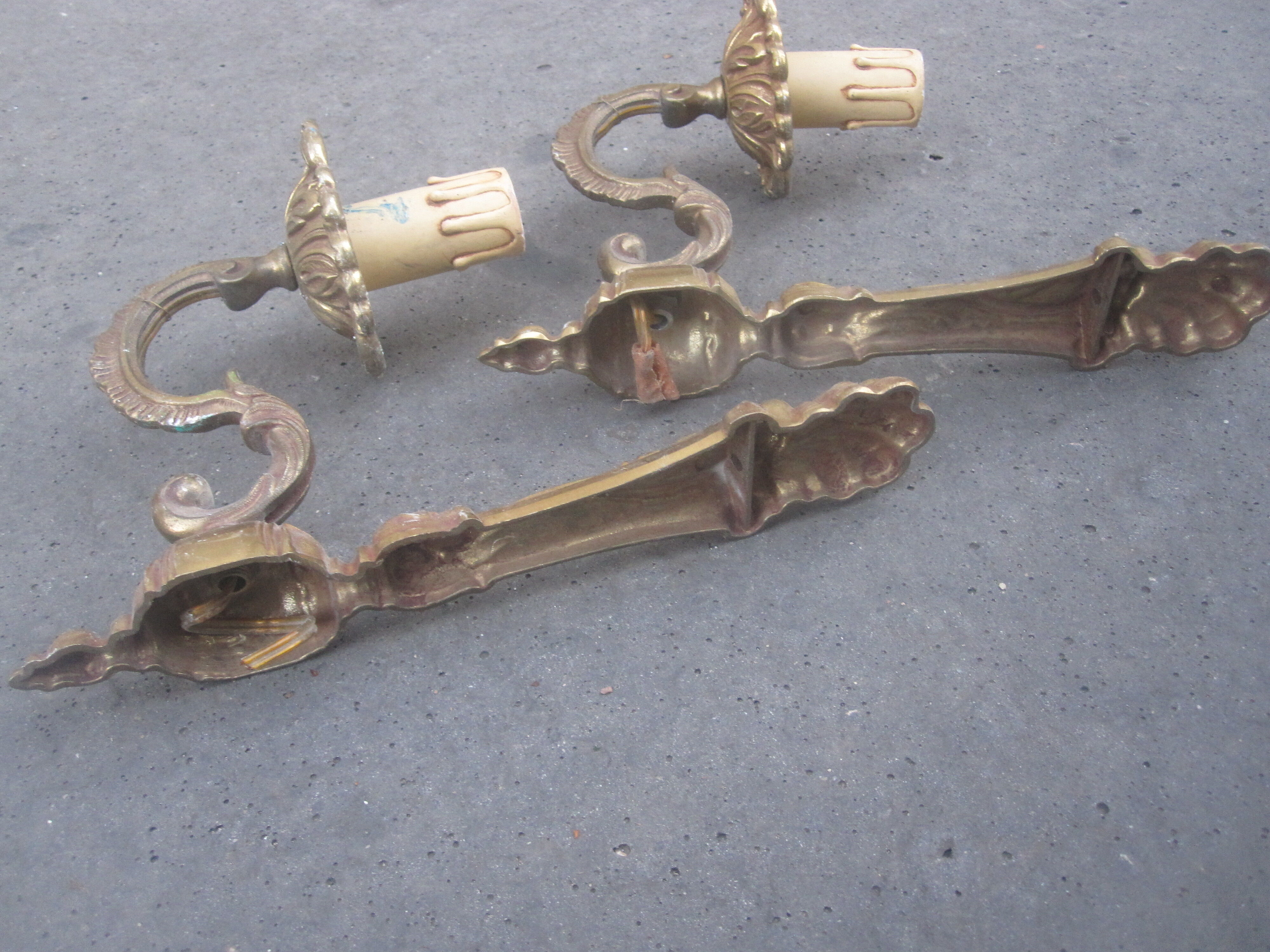 Pair of wall lights in brass