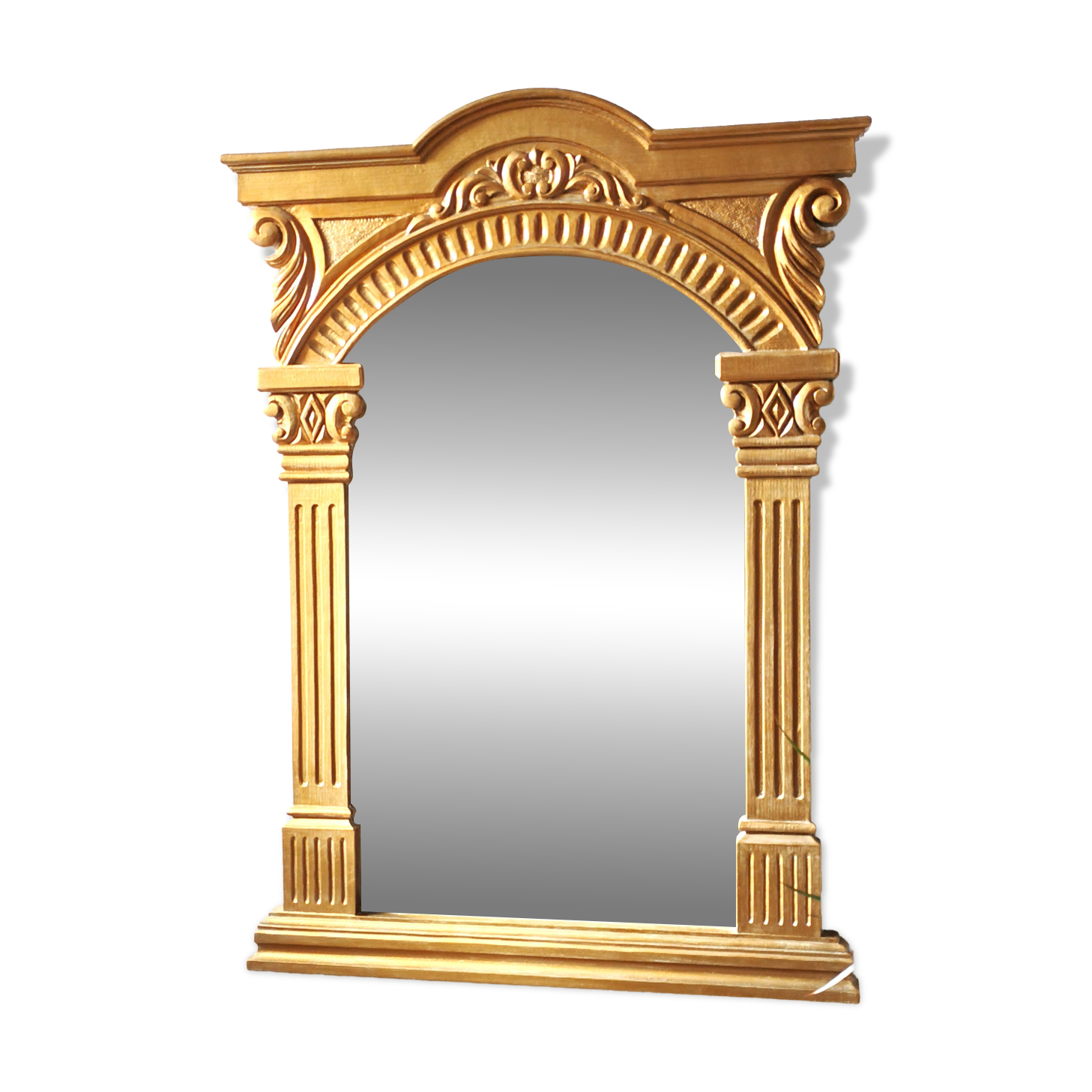 Miroir en bois doré a fronton travaillé