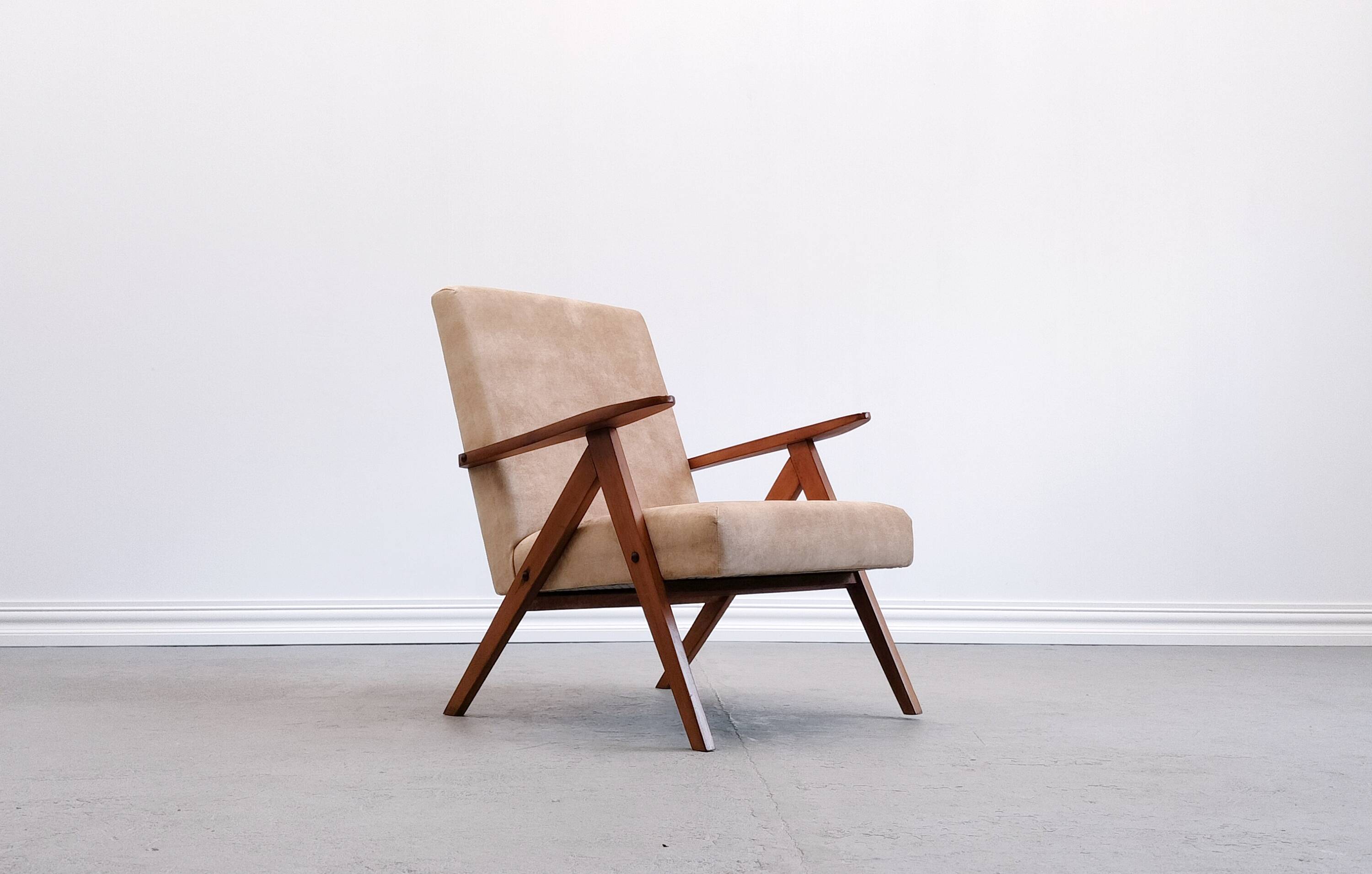 1960 Mid Century Easy Chair Model B 310 Var in Beige Velvet