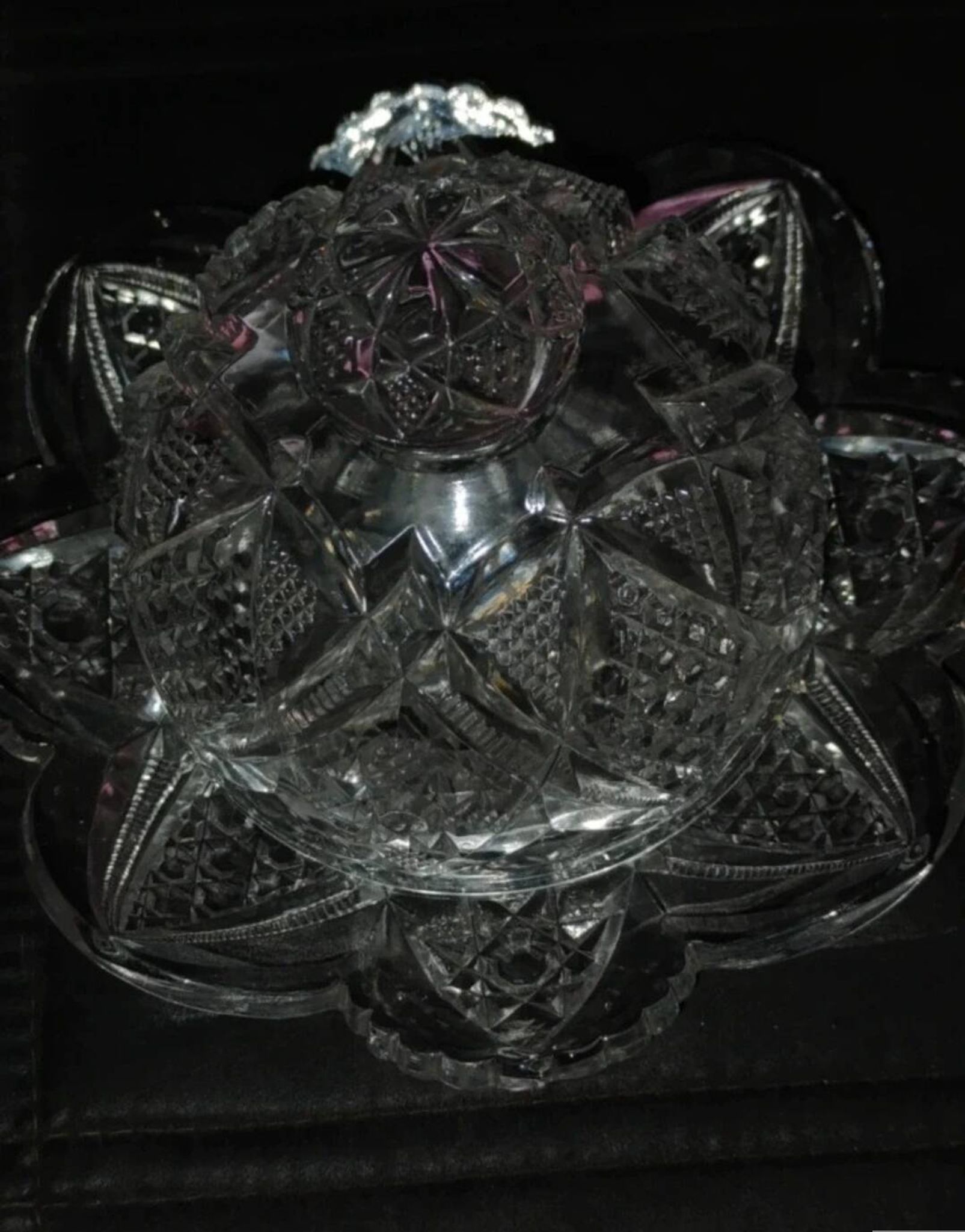 Beurrier ancien en verre taillé