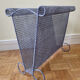 Porte-revue vintage en métal perforé, 39 cm