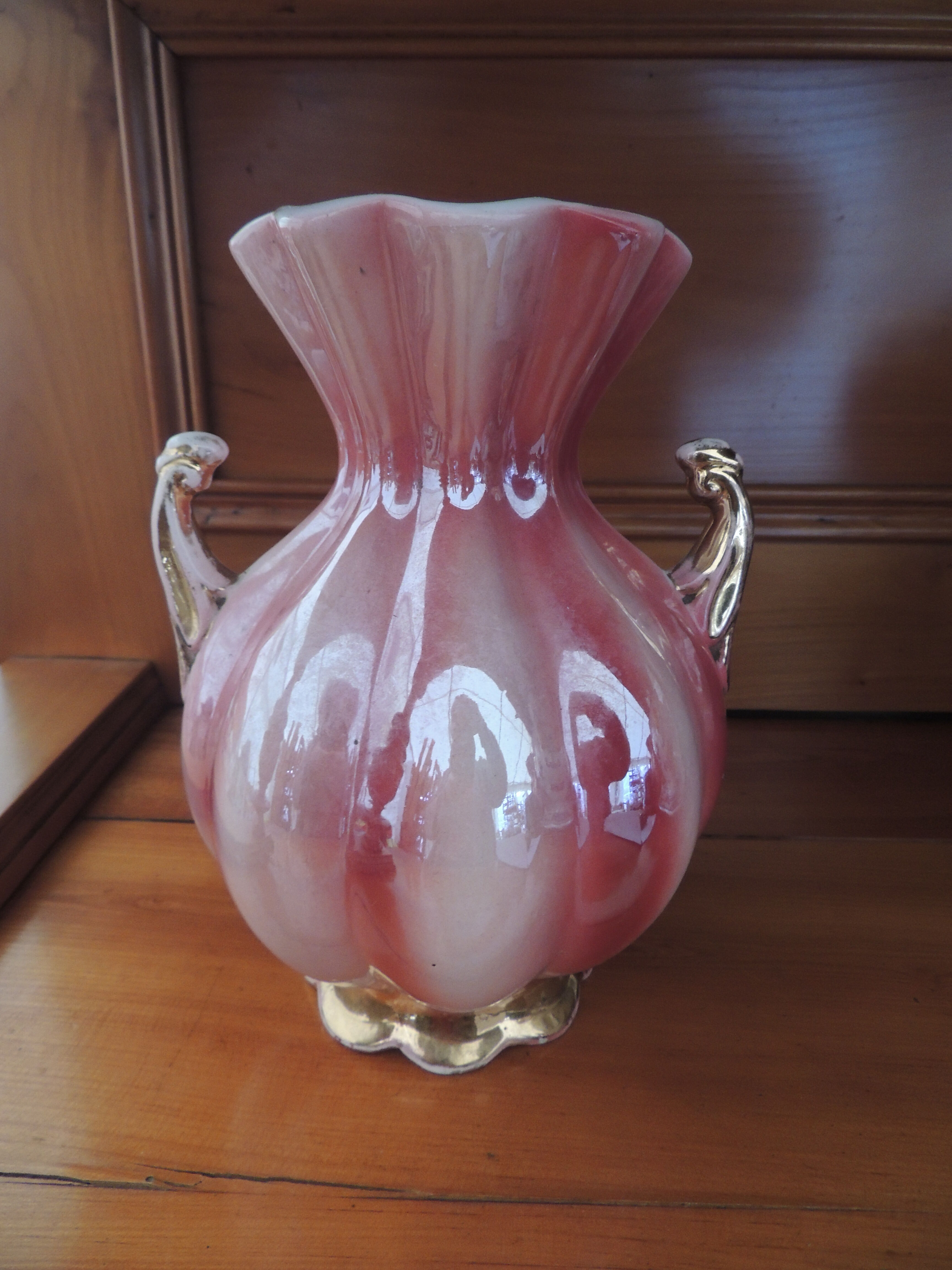 Vase rose pansu anses dorées pied corolle