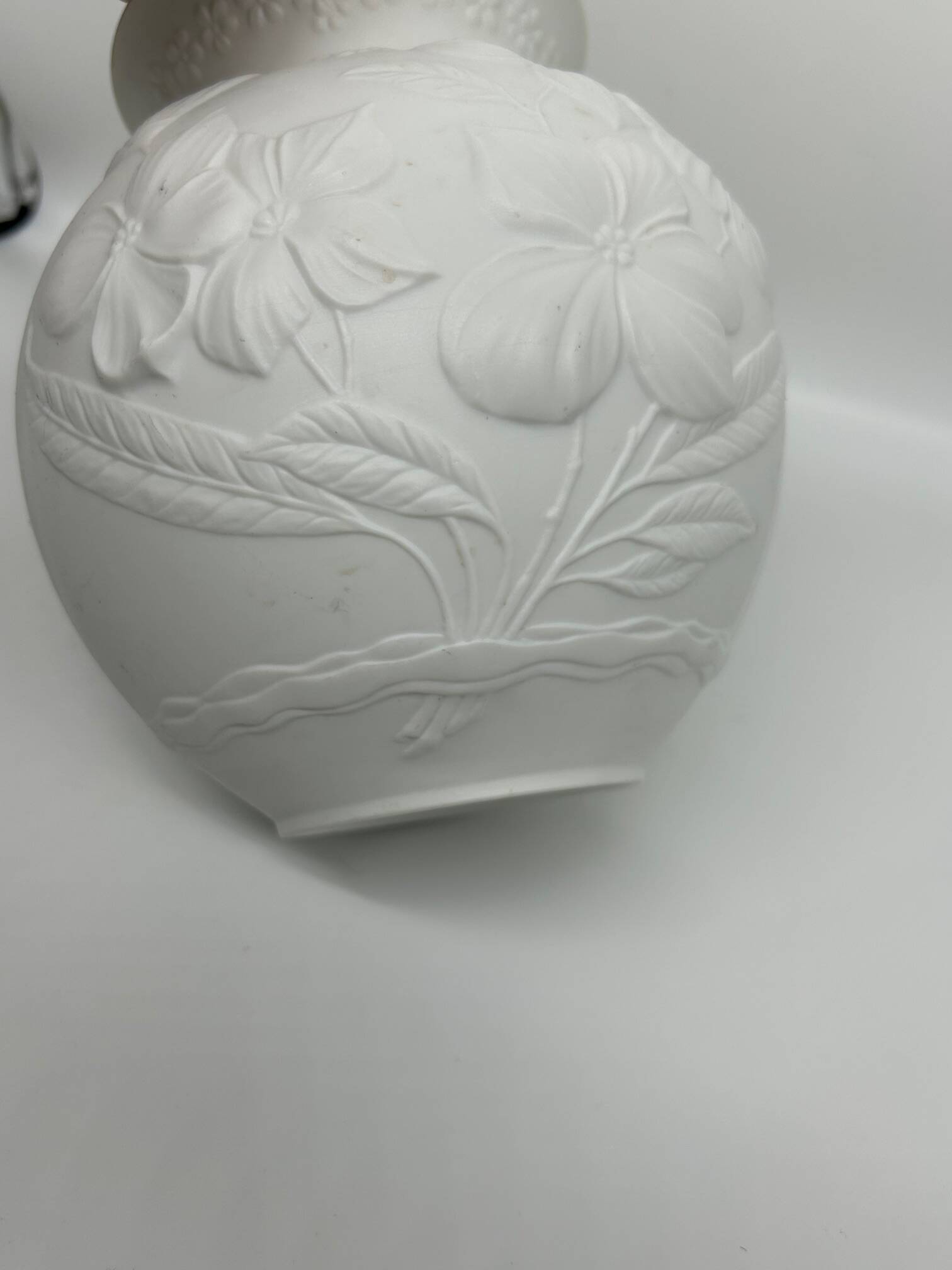 Kaiser biscuit porcelain vase
