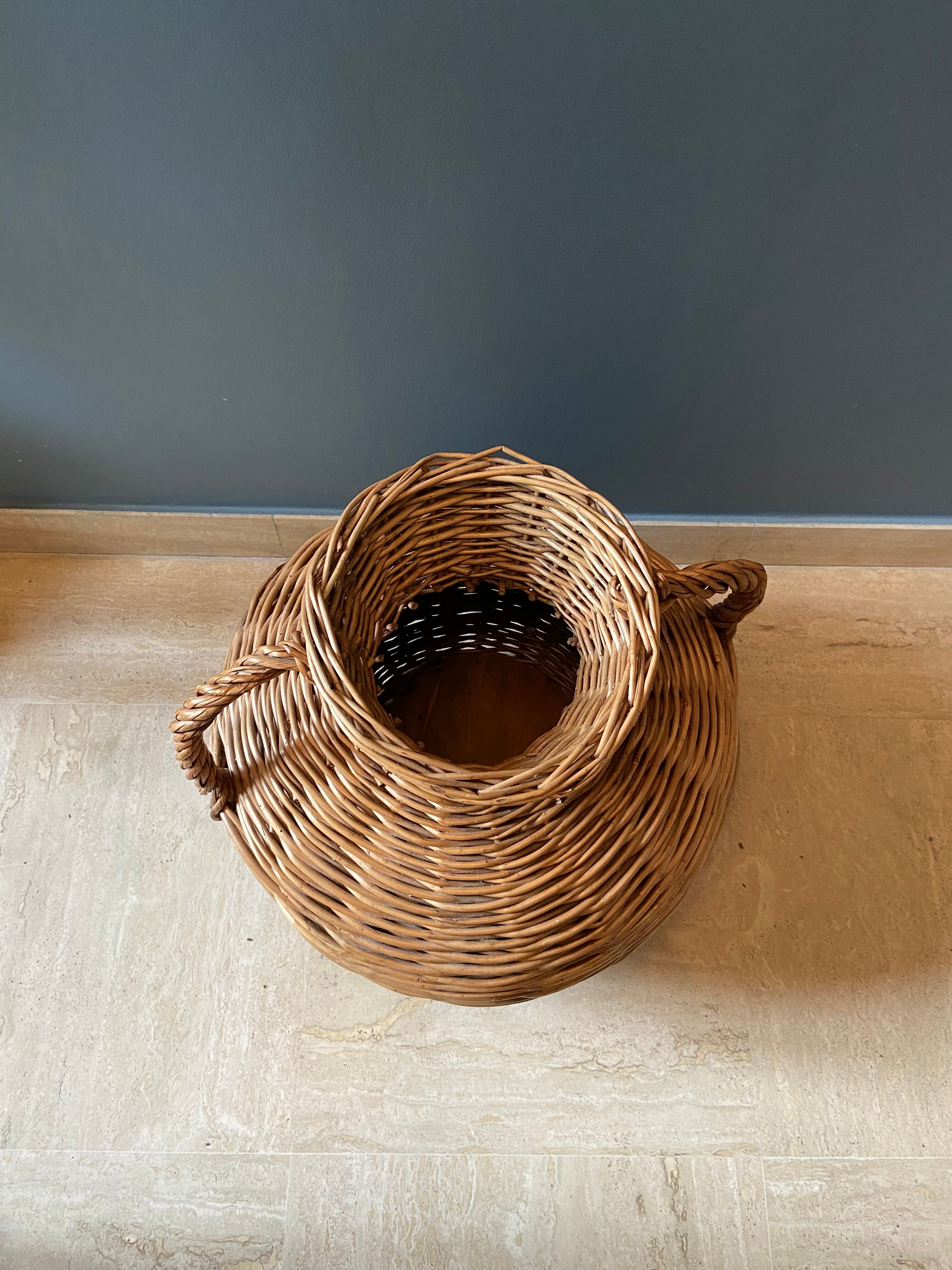 Vase panier en rotin