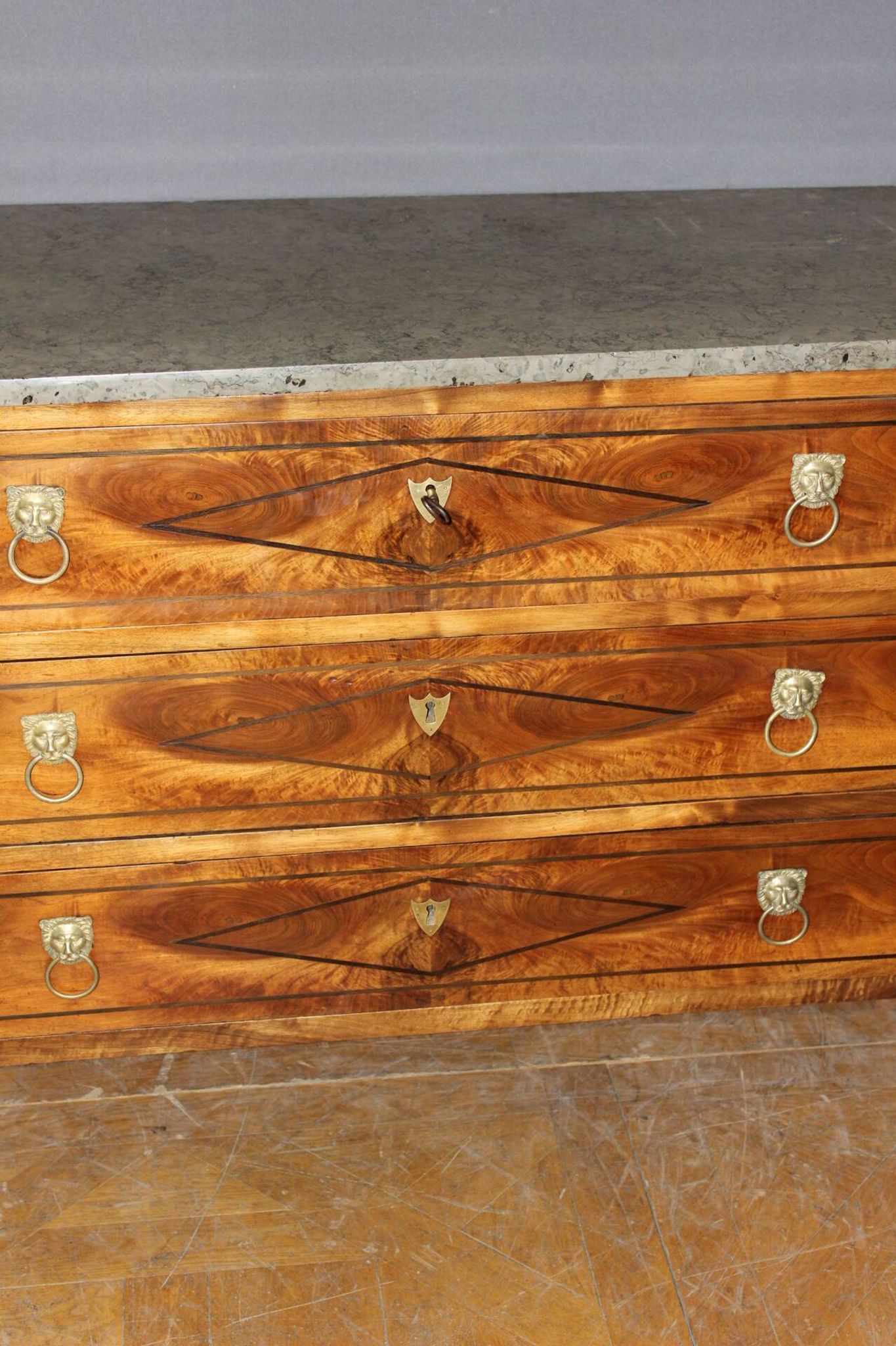 Commode Directoire en Noyer fin XVIII