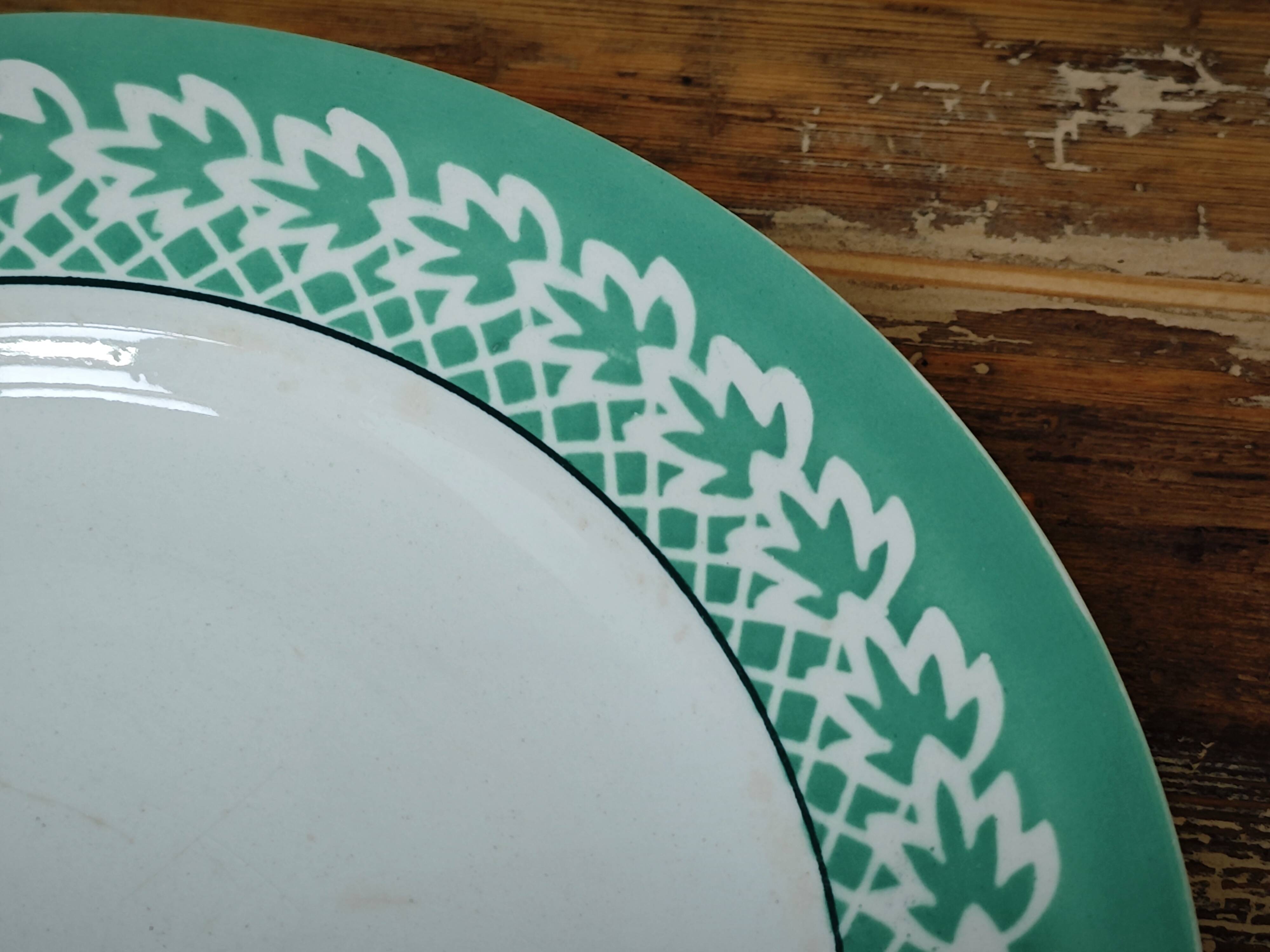 Set of 4 KIFO L'Amandinoise flat plates with green leaf design.
