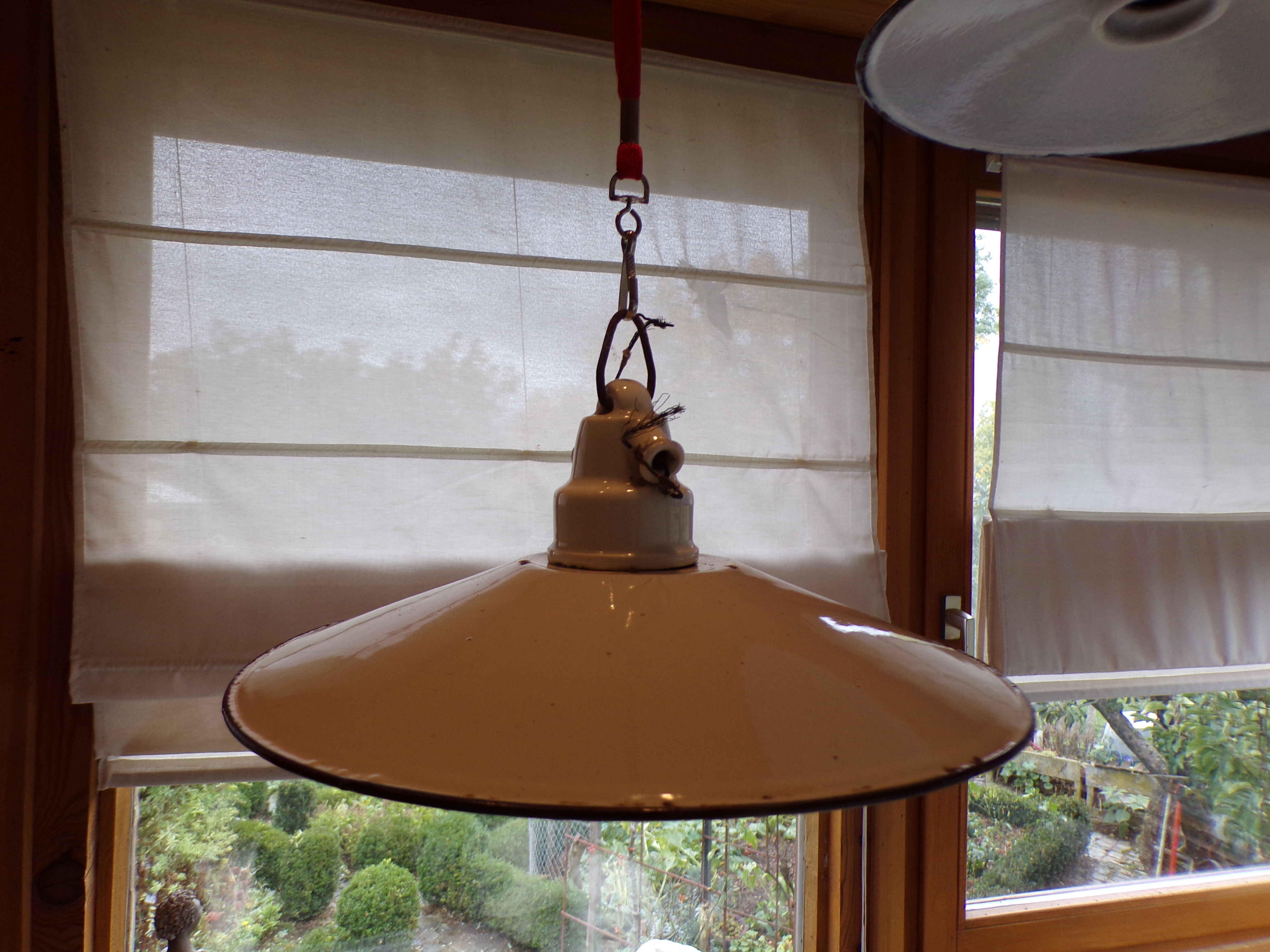 2 Industrial-style hanging lamps