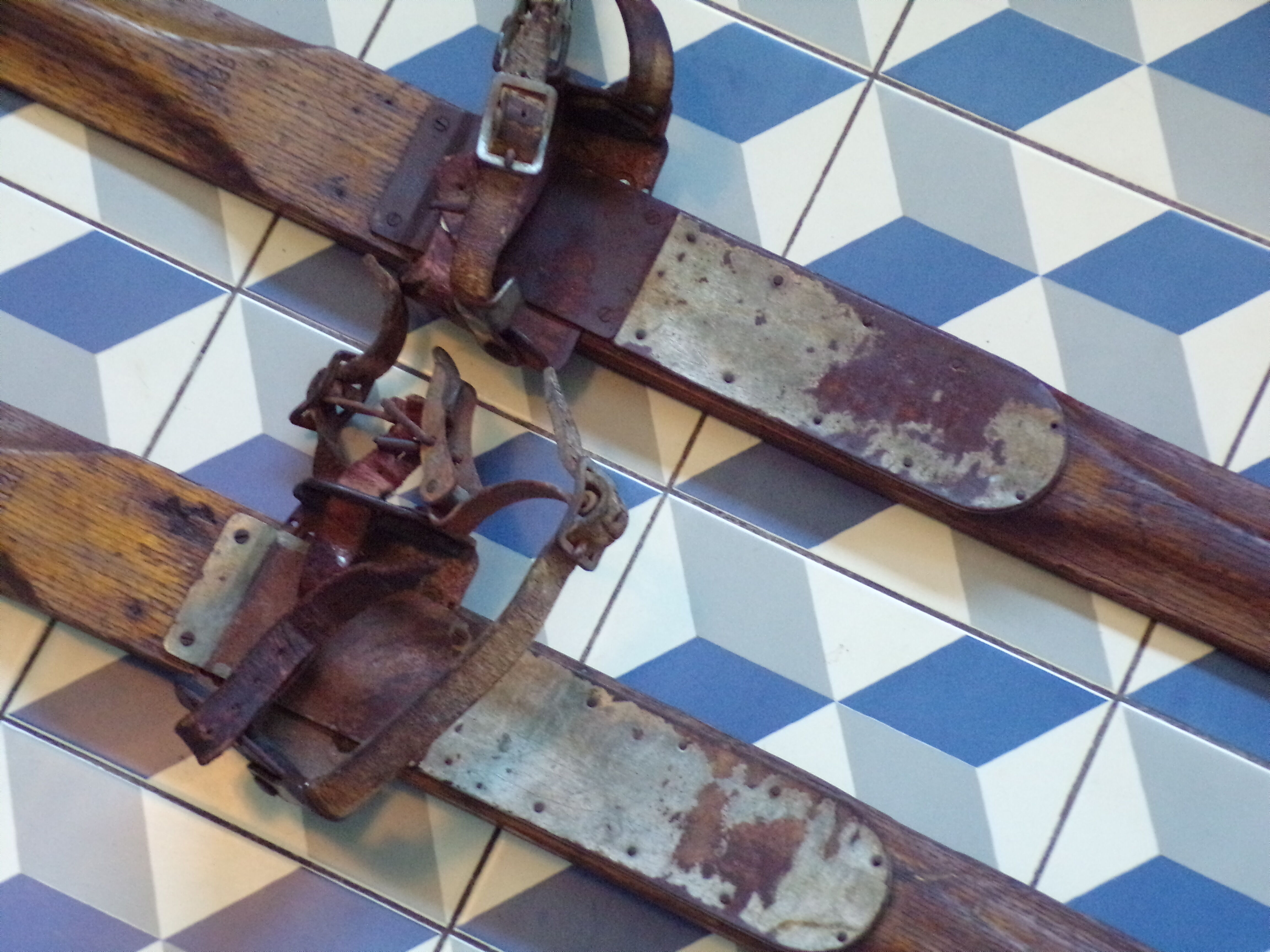 Paire de skis anciens en bois 2,05 m